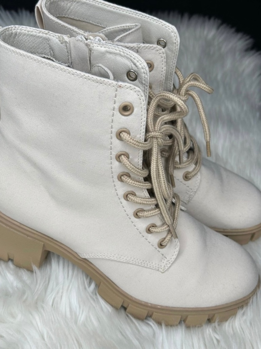NWOB Universal Thread Womens Cream Lace-Up Chunky Heel Combat Boots Size 9.5
